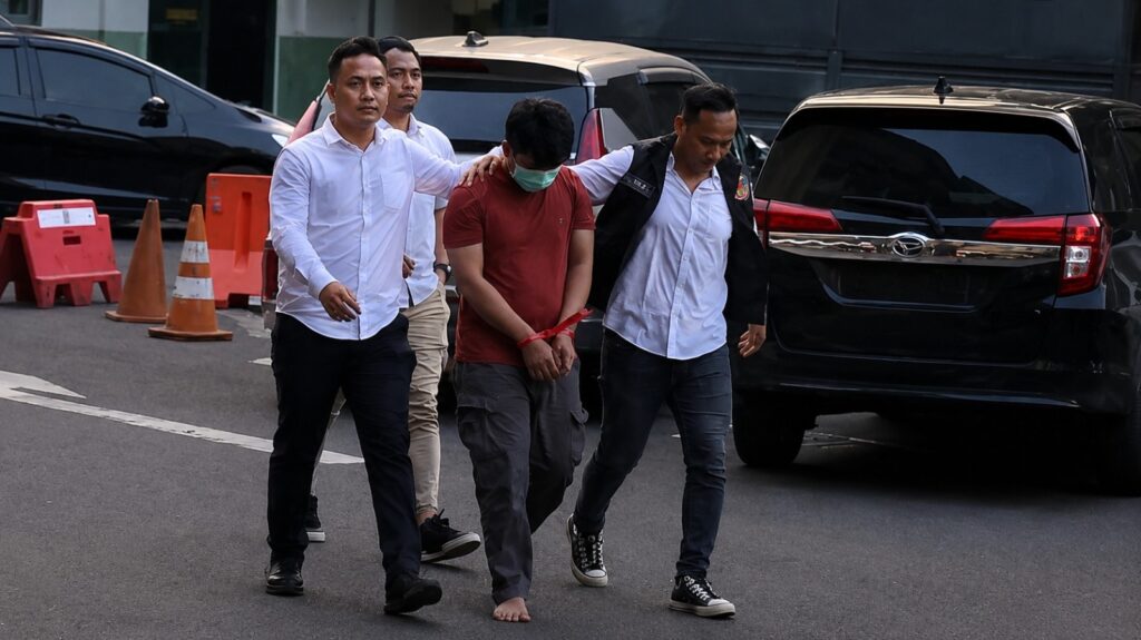 Penampakan pria pengirim ancaman bom ke SDN Srengseng Sawah 15 Pagi Jaksel setelah ditangkap polisi. (Devi Puspitasari/detikcom)