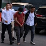 Penampakan pria pengirim ancaman bom ke SDN Srengseng Sawah 15 Pagi Jaksel setelah ditangkap polisi. (Devi Puspitasari/detikcom)