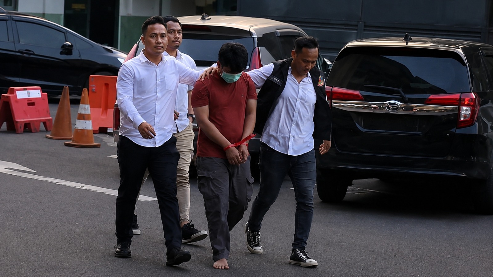 Penampakan pria pengirim ancaman bom ke SDN Srengseng Sawah 15 Pagi Jaksel setelah ditangkap polisi. (Devi Puspitasari/detikcom)