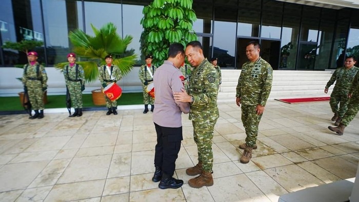 Kapolri Jenderal Listyo Sigit Prabowo silaturahmi dengan Panglima TNI Jenderal Agus Subiyanto