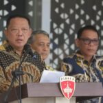 Febrie Adriansyah (kiri) saat konferensi pers di Kejaksaan Agung pada Jumat (10/7/2026). Foto/Arif Julianto