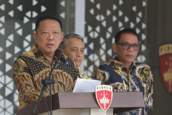 Febrie Adriansyah (kiri) saat konferensi pers di Kejaksaan Agung pada Jumat (10/7/2026). Foto/Arif Julianto