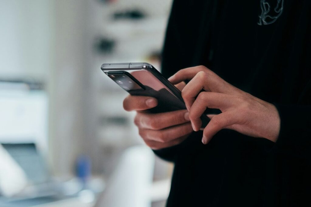 Cara merawat HP agar awet dipakai lama.(Unsplash)